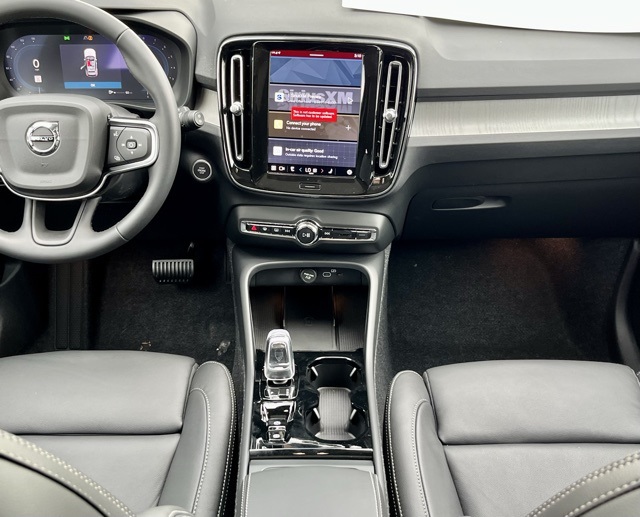 2025 Volvo XC40 photo 17