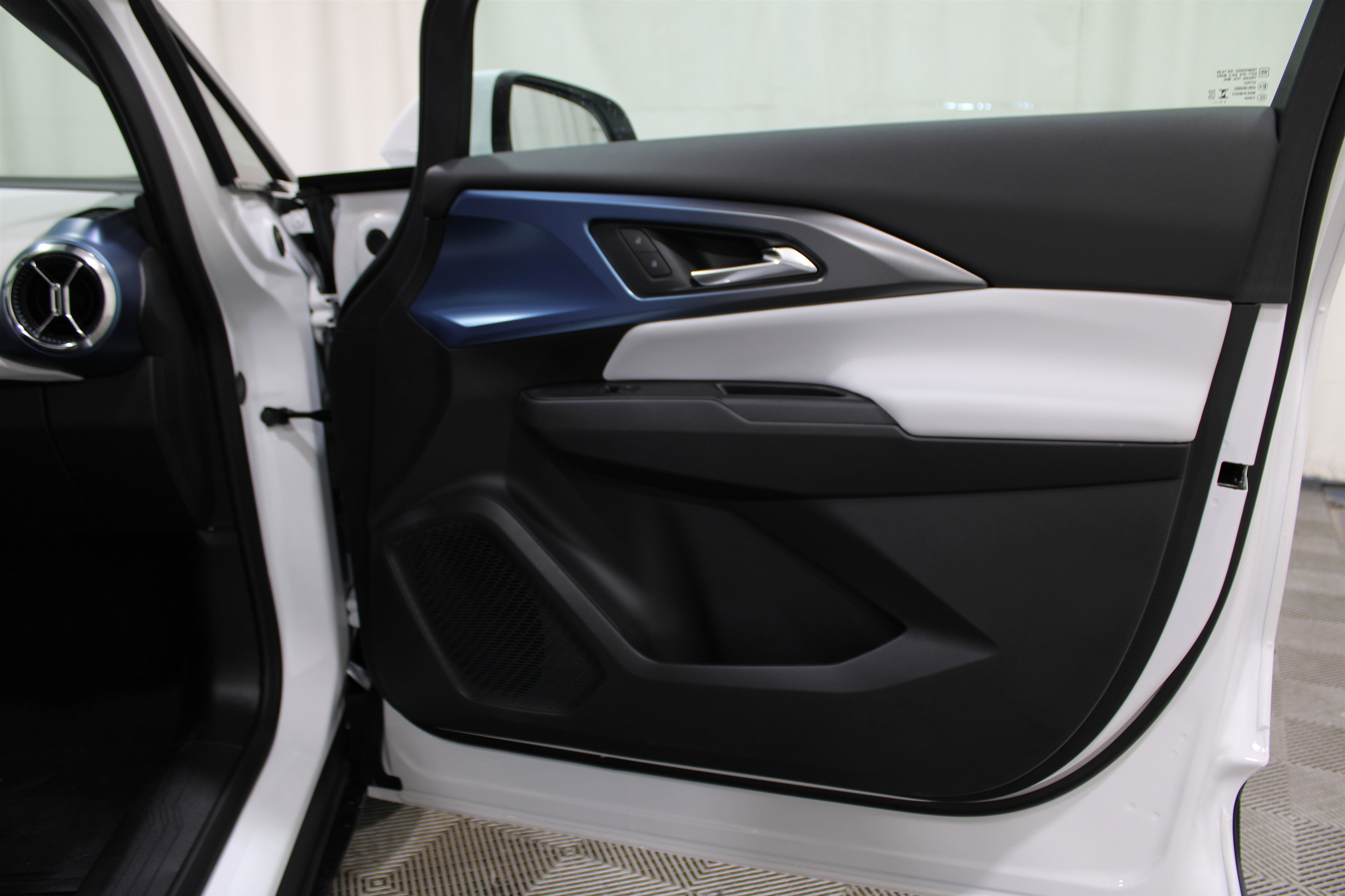 2026 Chevrolet Equinox EV LT photo 29