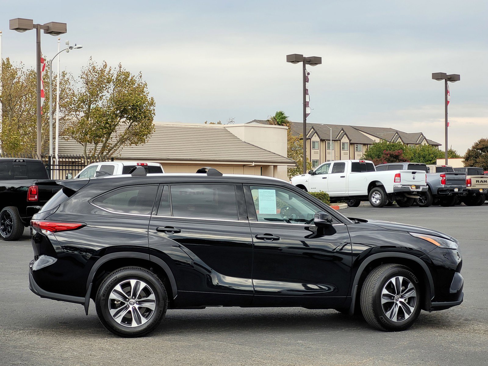 2022 Toyota Highlander XLE photo 2