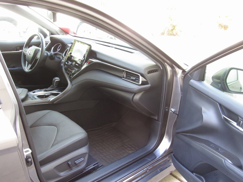 2022 Toyota Camry XLE photo 12