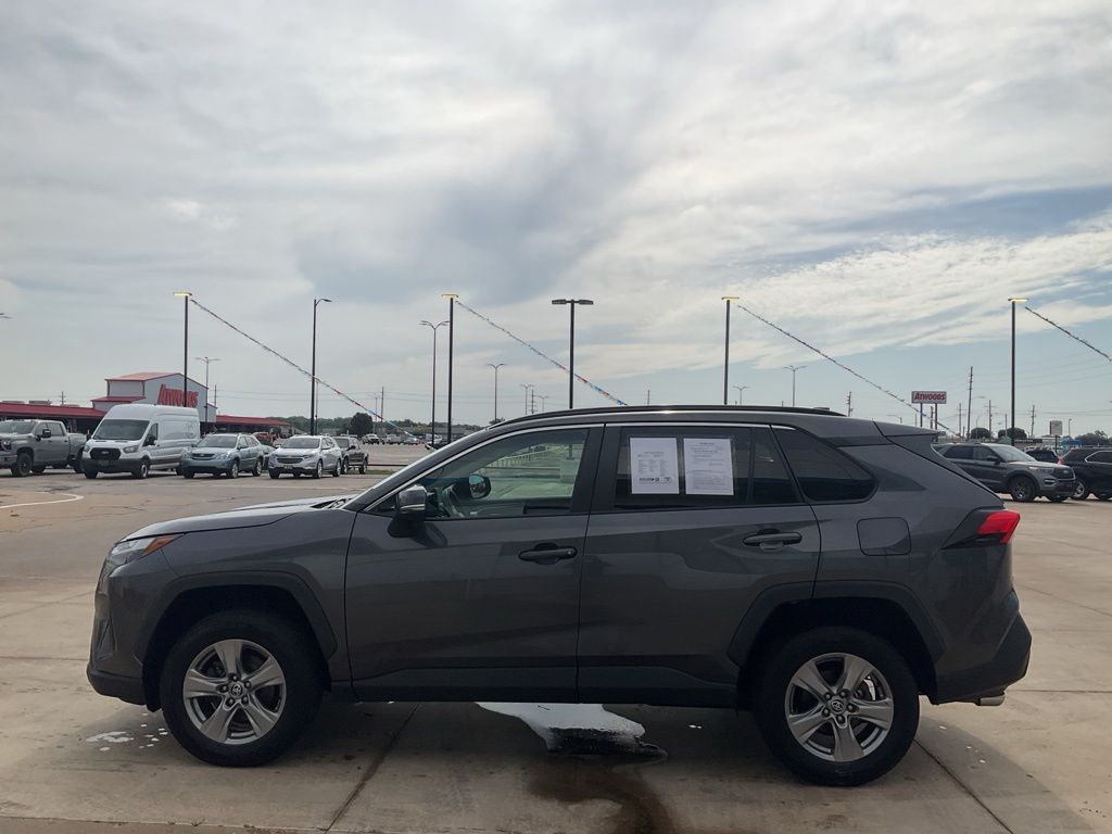 2022 Toyota RAV4 XLE photo 9