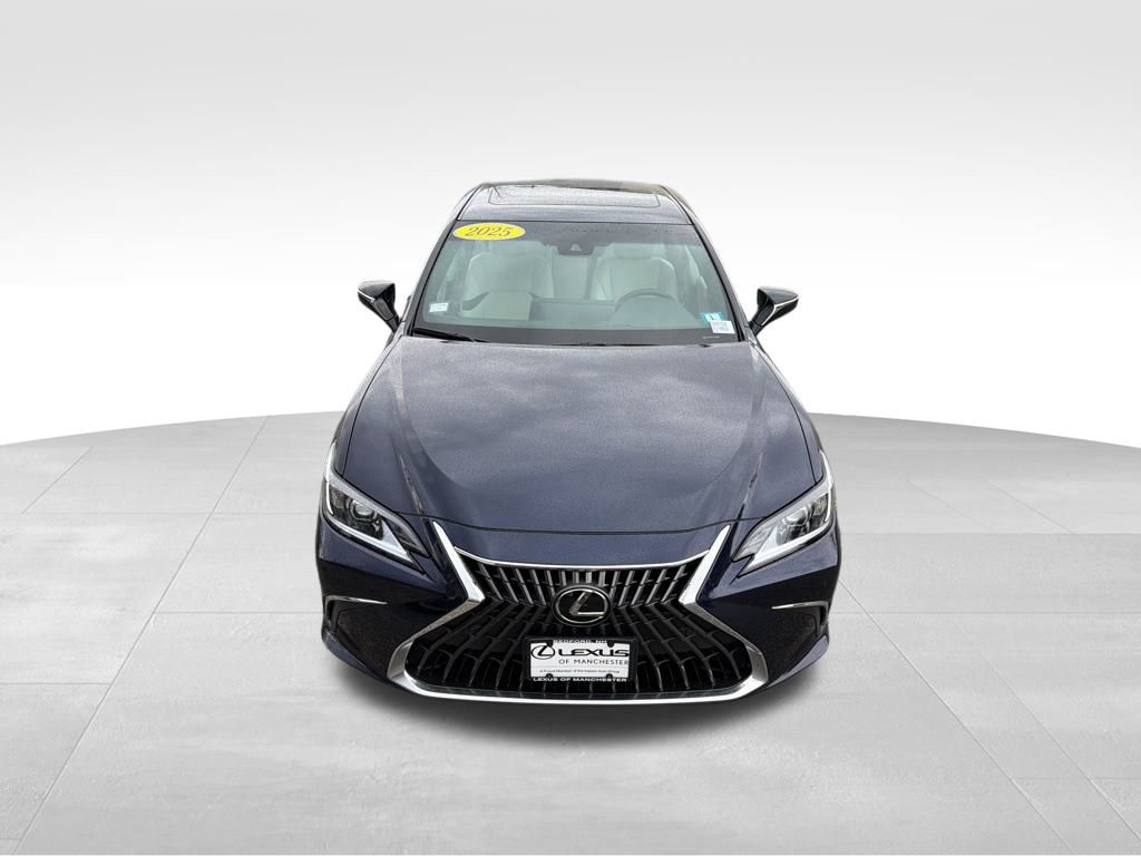 2025 Lexus ES 300h photo 2