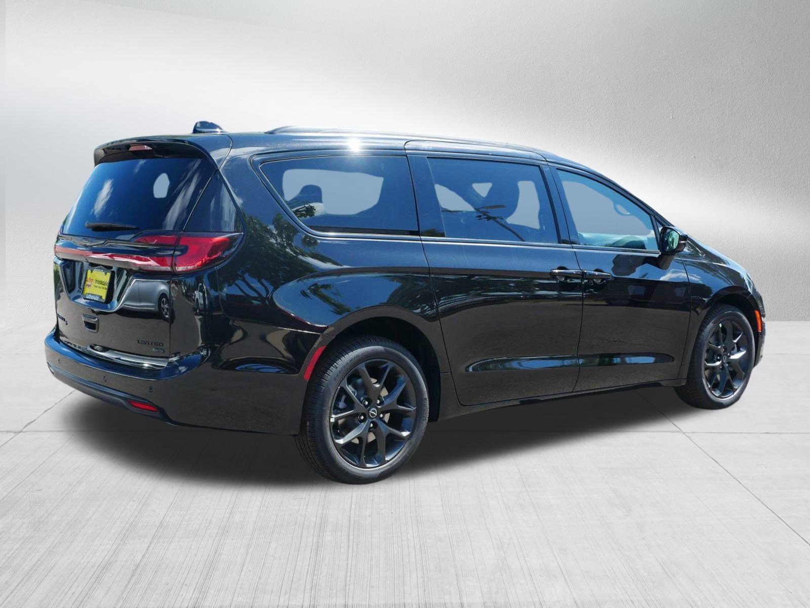 2026 Chrysler Pacifica Limited photo 6