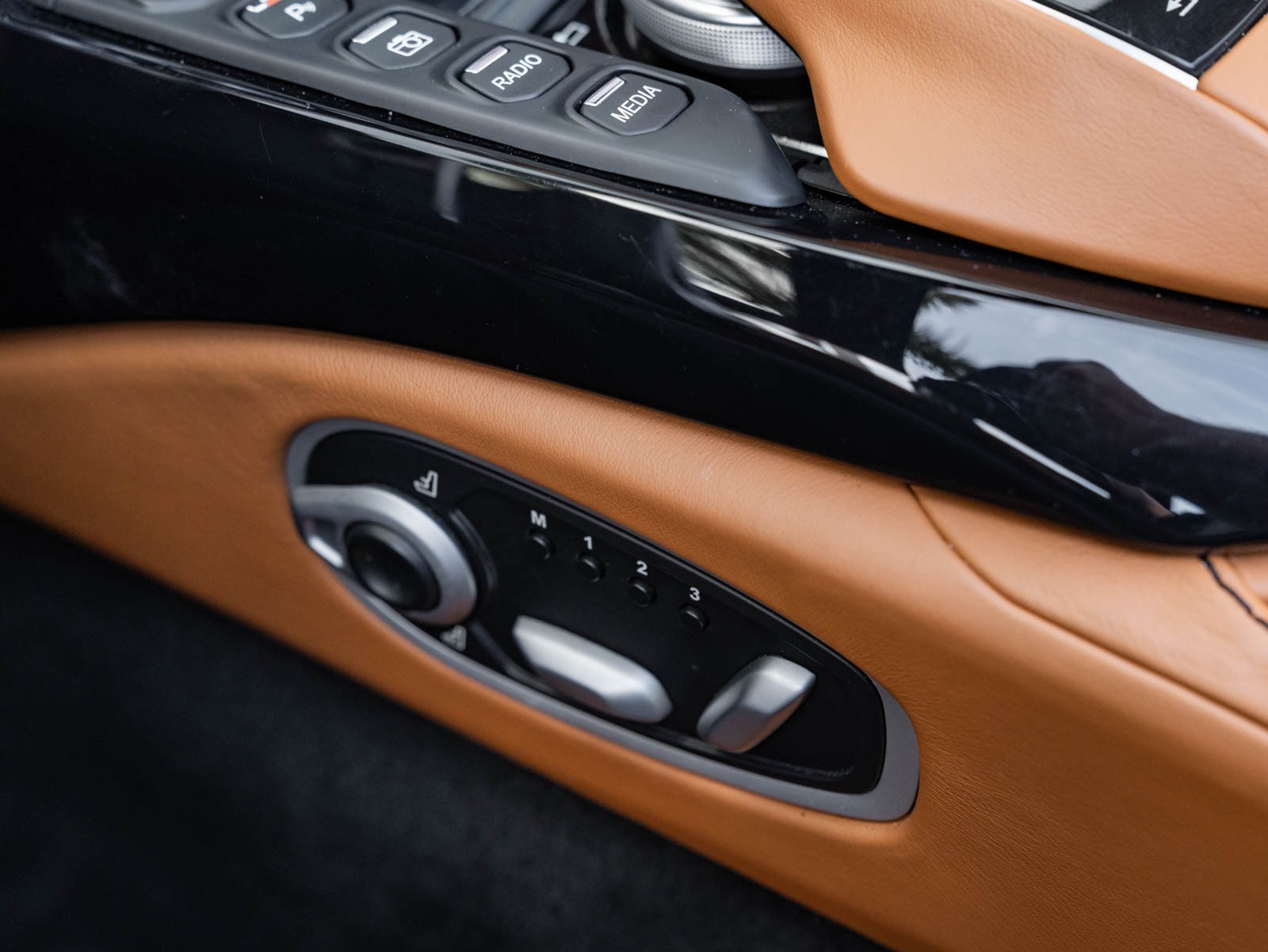 2021 Aston Martin Vantage photo 36