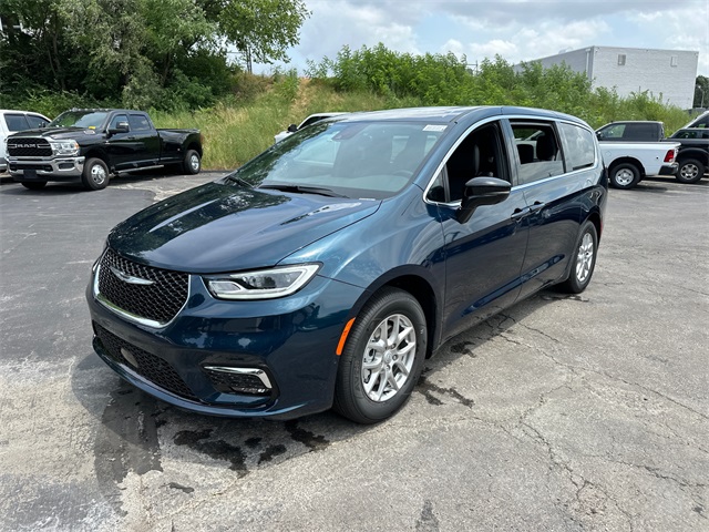 2025 Chrysler Pacifica photo 2