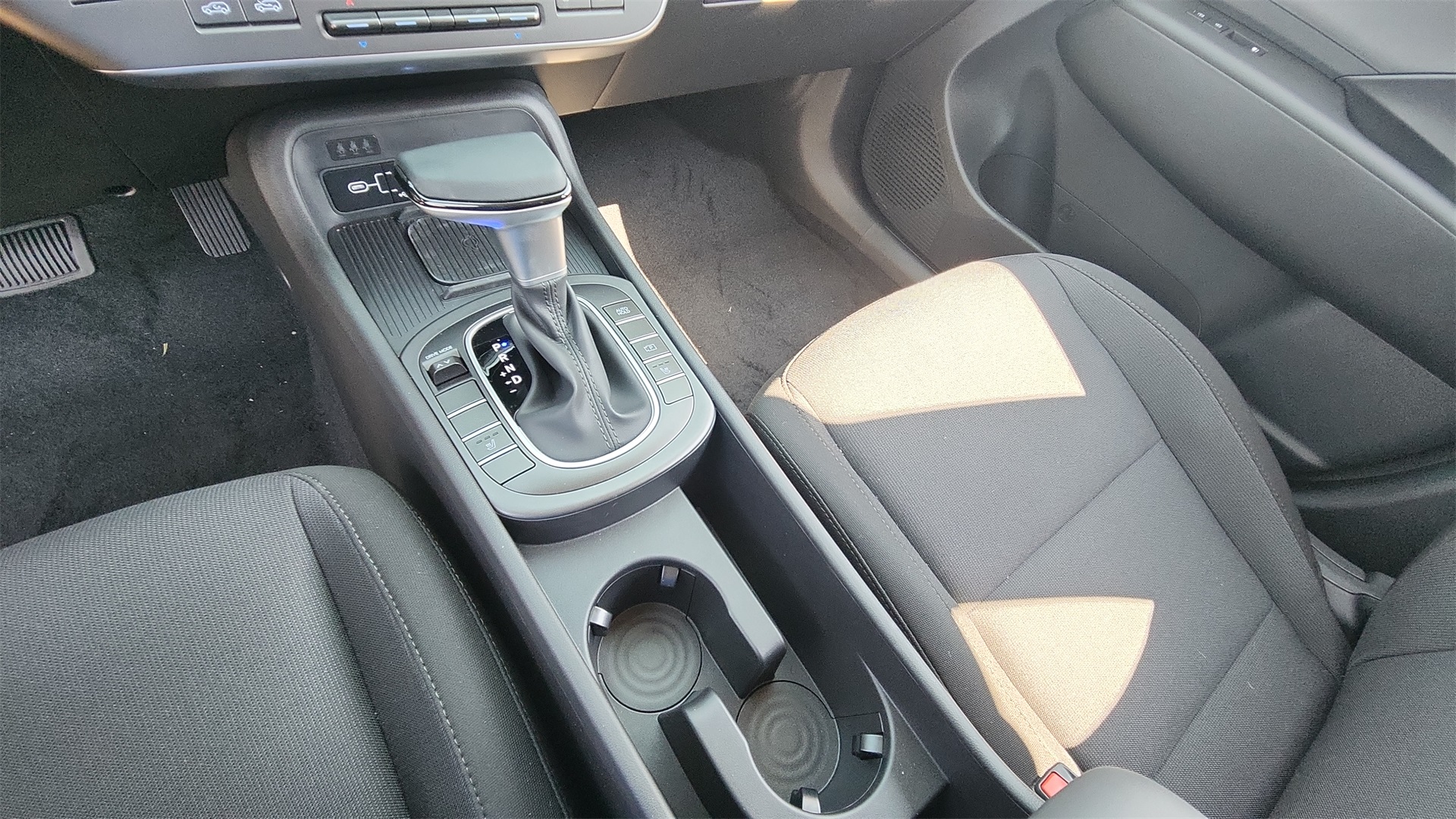 2026 Hyundai Kona SEL photo 11