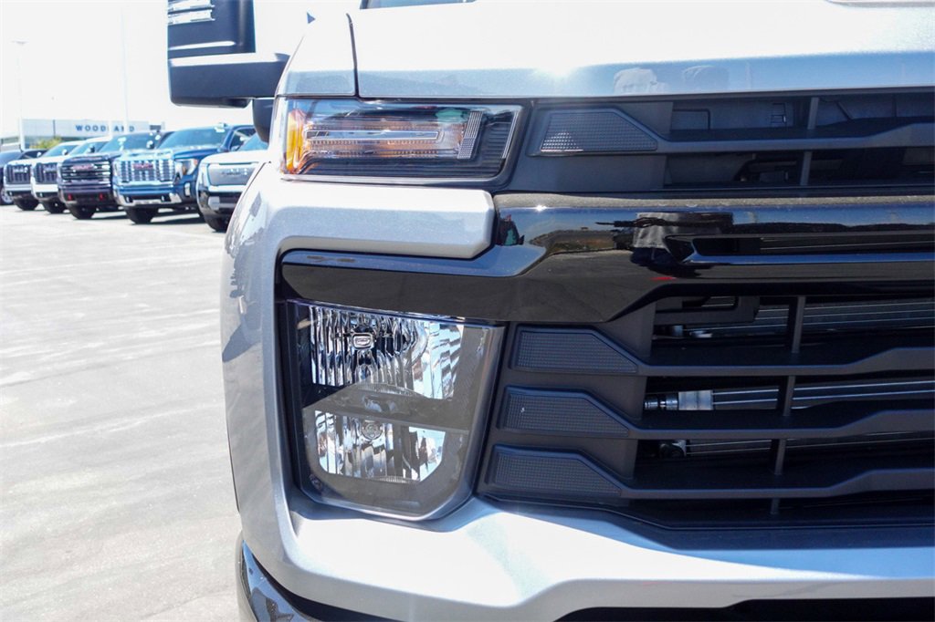 2025 Chevrolet Silverado 2500HD Custom photo 4