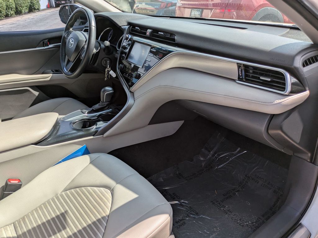 2018 Toyota Camry SE photo 24