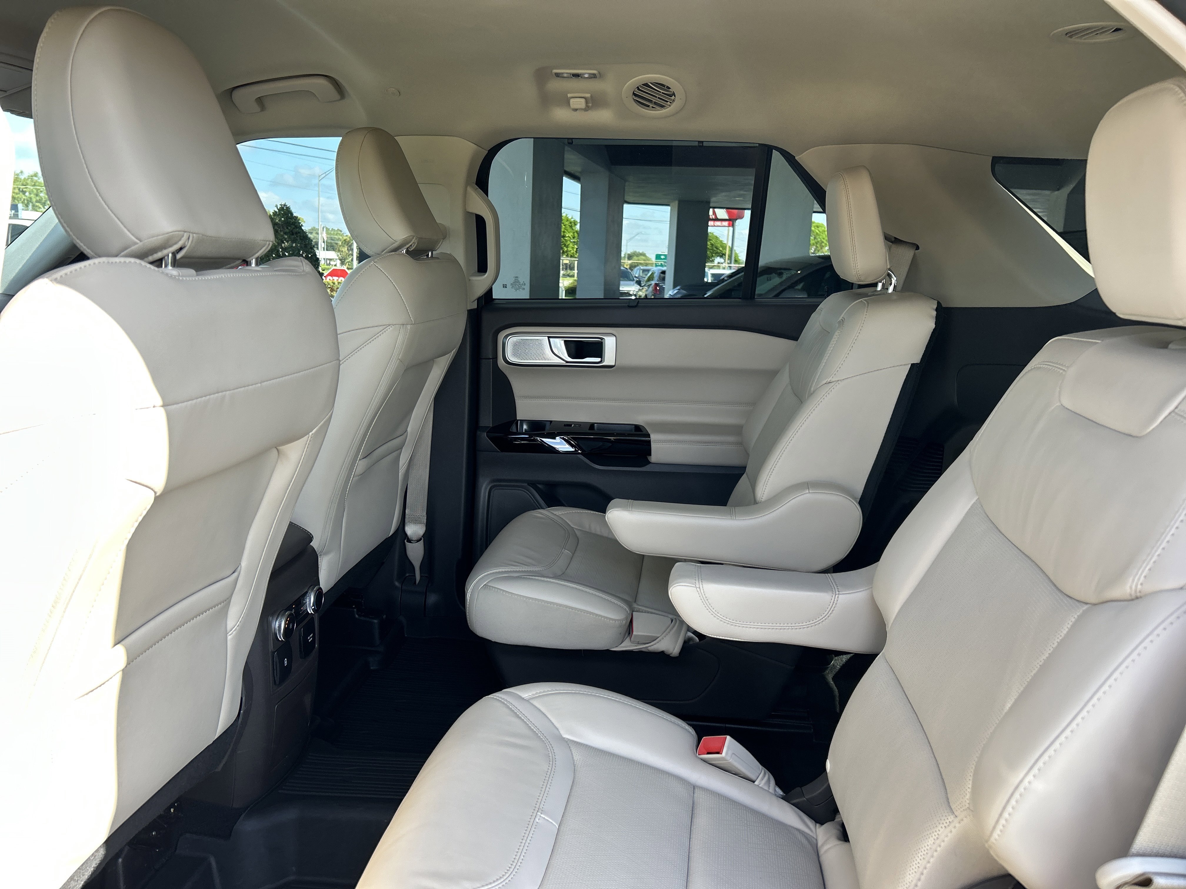2022 Ford Explorer Platinum photo 4