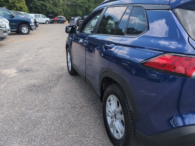 2022 Toyota Corolla Cross LE photo 9
