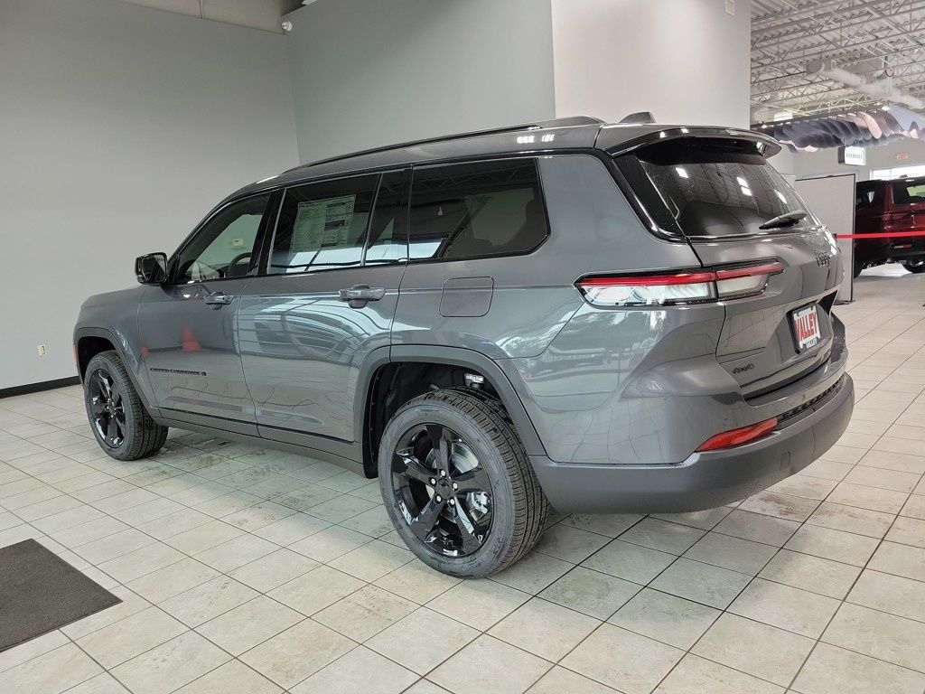 2025 Jeep Grand Cherokee Limited photo 2