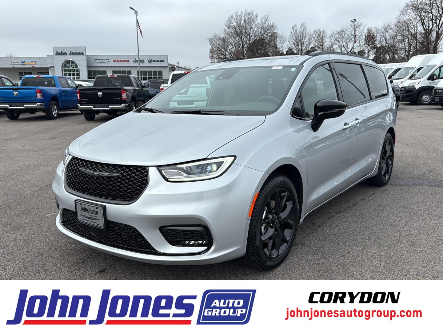 2026 Chrysler Pacifica Select's photo