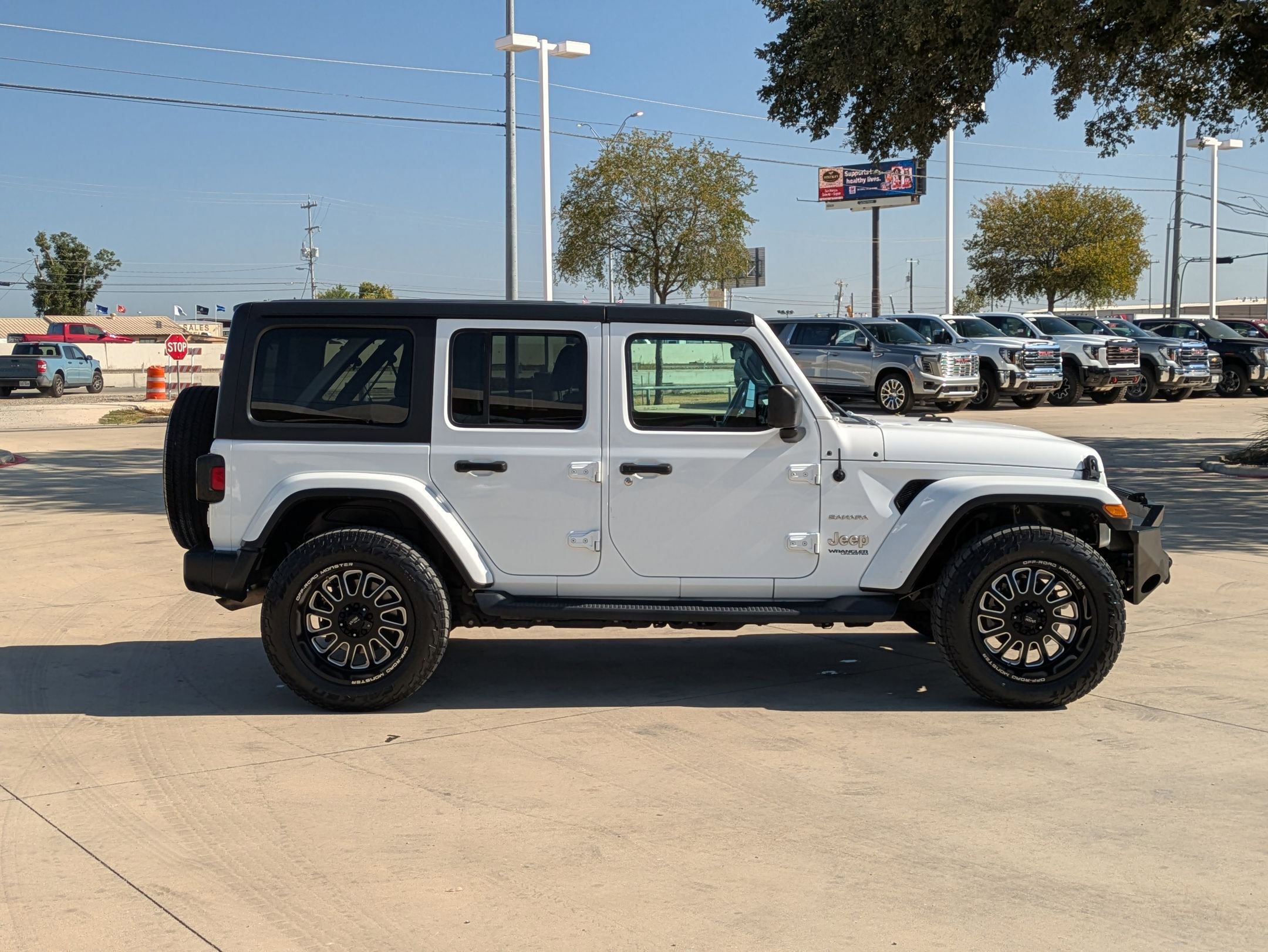 2019 Jeep Wrangler Unlimited Sahara photo 2