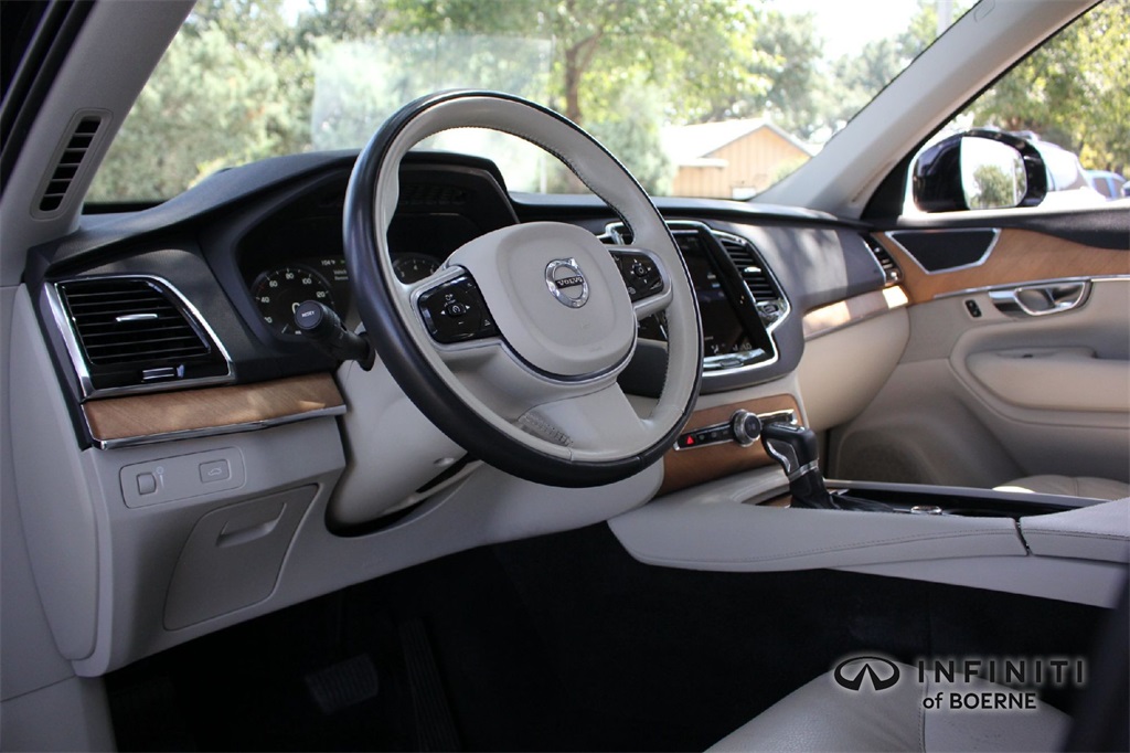2022 Volvo XC90 Momentum photo 6