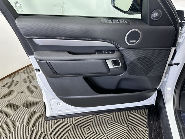 2025 Land Rover Discovery SE photo 10