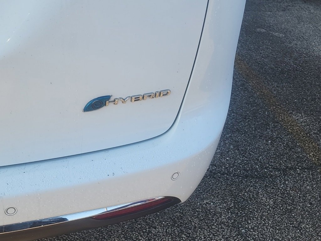 2018 Chrysler Pacifica Hybrid Limited photo 2