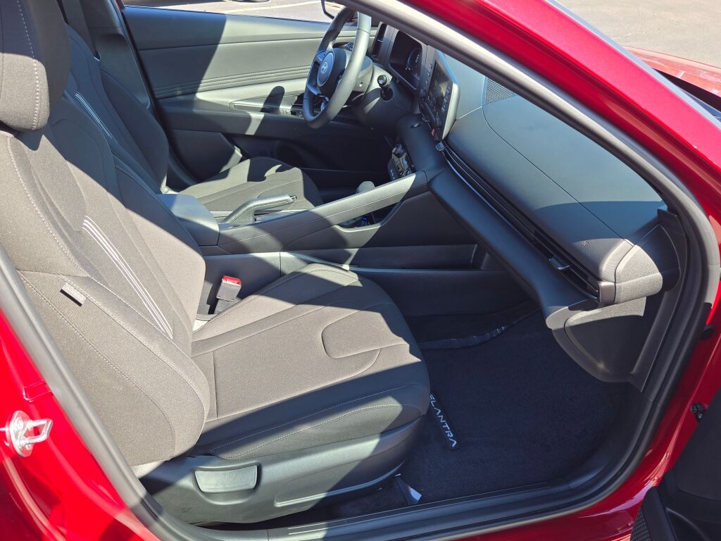2025 Hyundai Elantra SEL Sport photo 4