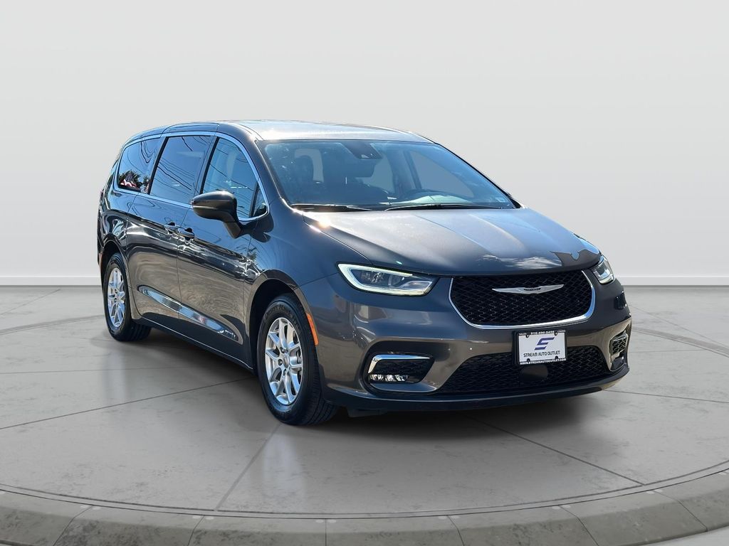 2023 Chrysler Pacifica Touring L's photo