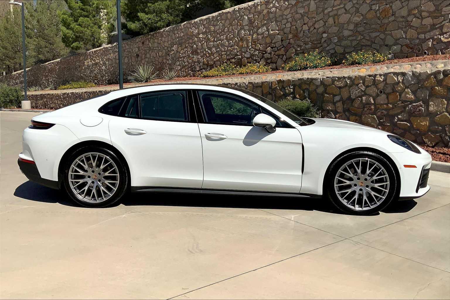 2025 Porsche Panamera 4 photo 8