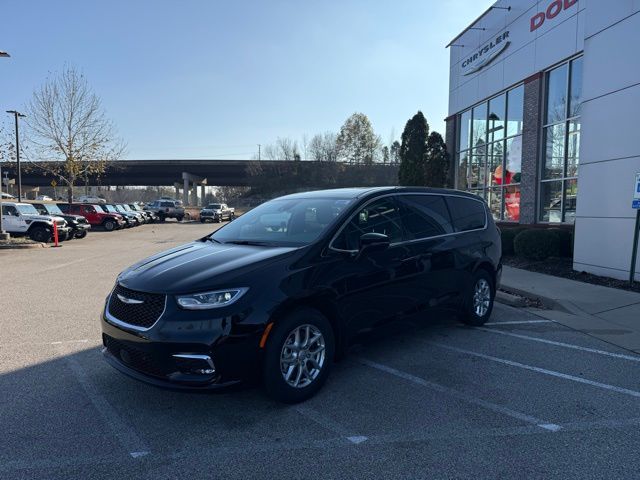 2026 Chrysler Pacifica Select's photo