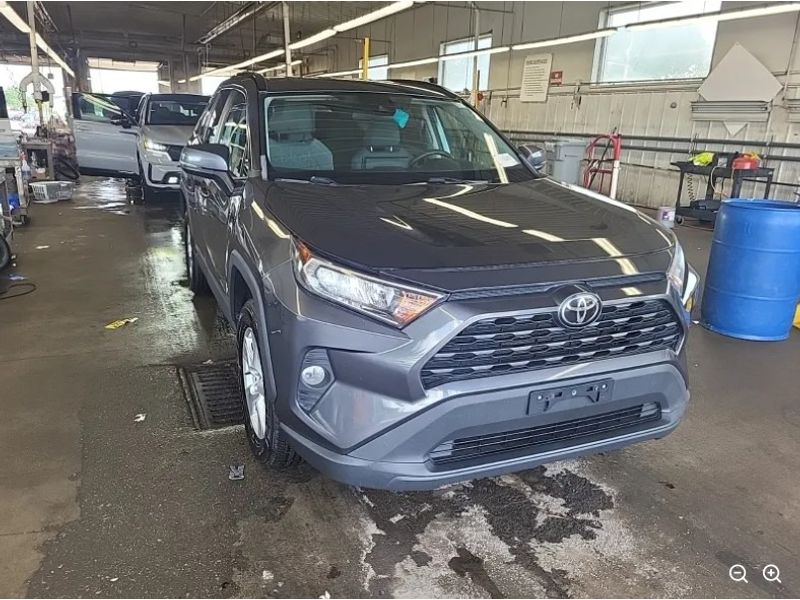 2020 Toyota RAV4 XLE photo 4