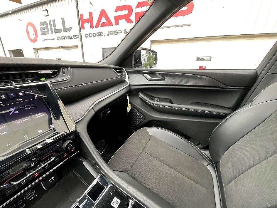 2025 Jeep Grand Cherokee Laredo Altitude photo 30