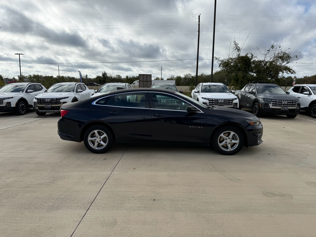 2017 Chevrolet Malibu LS photo 4