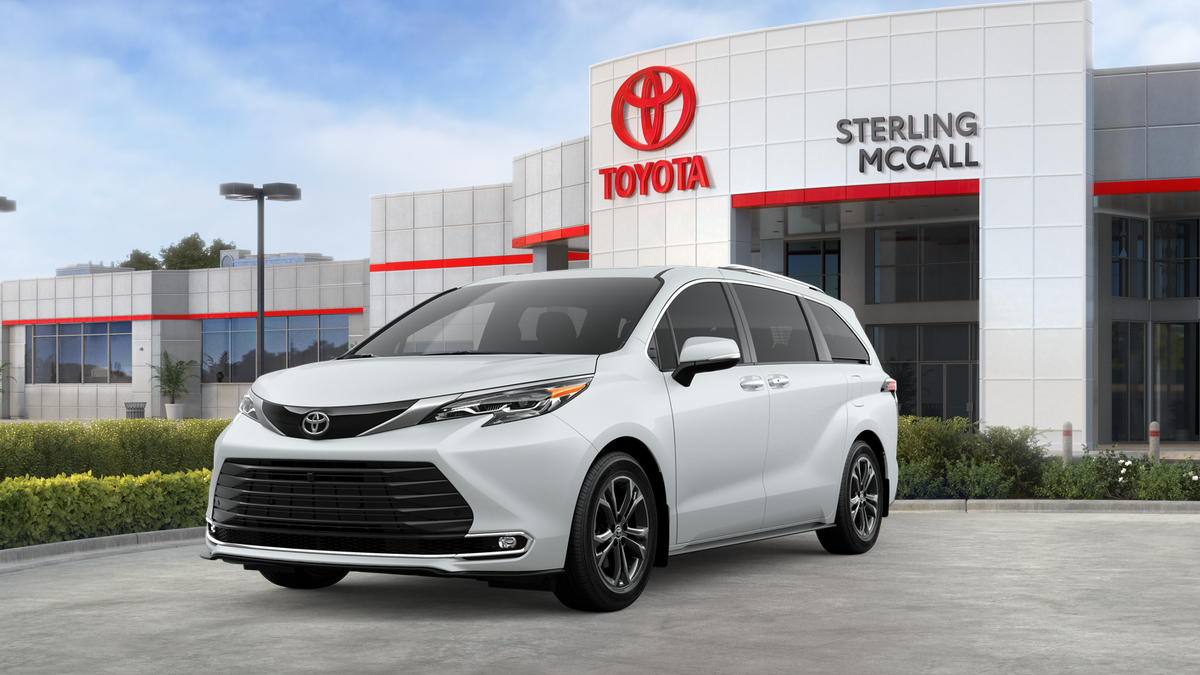 2026 Toyota Sienna Platinum's photo