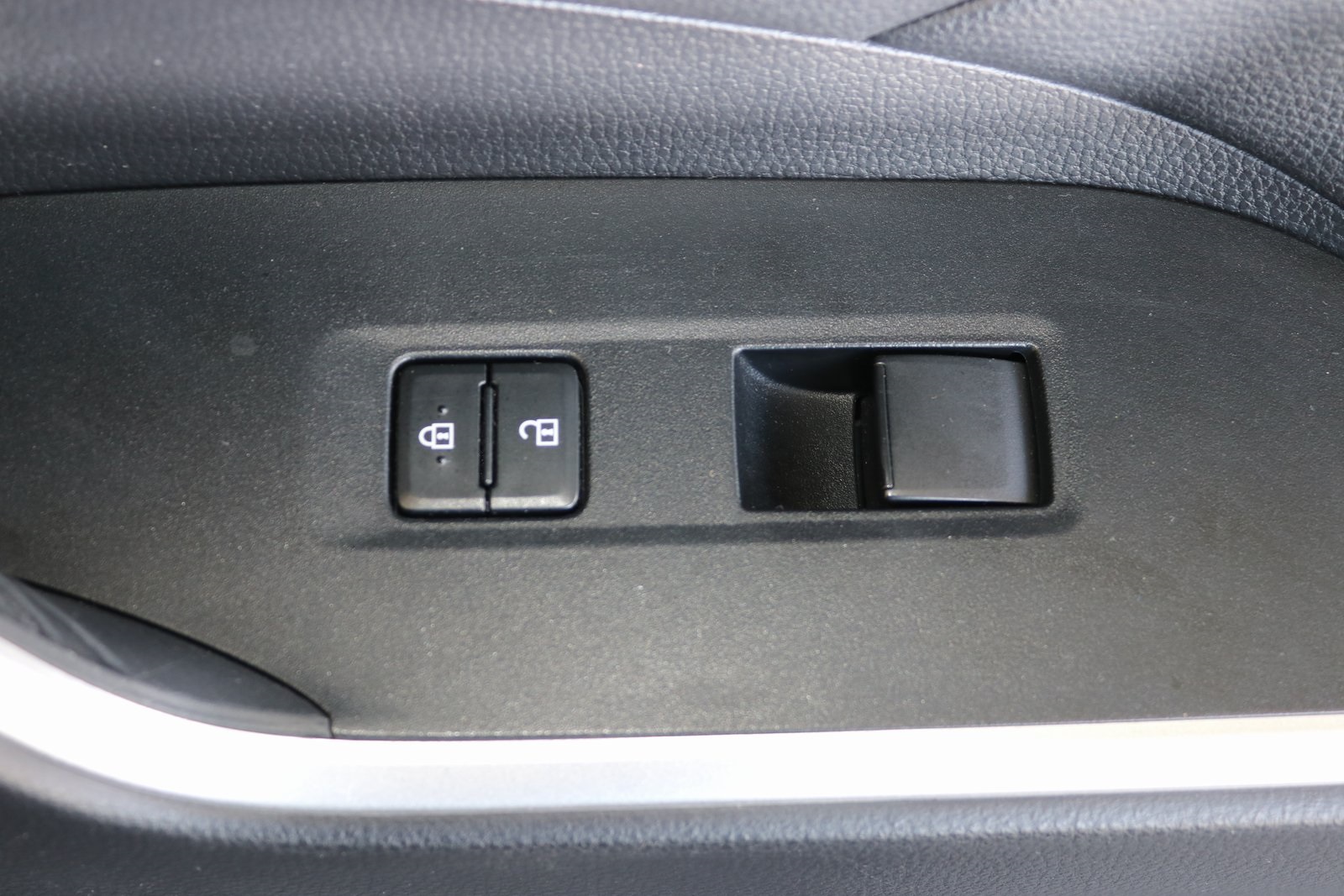 2021 Toyota RAV4 LE photo 21