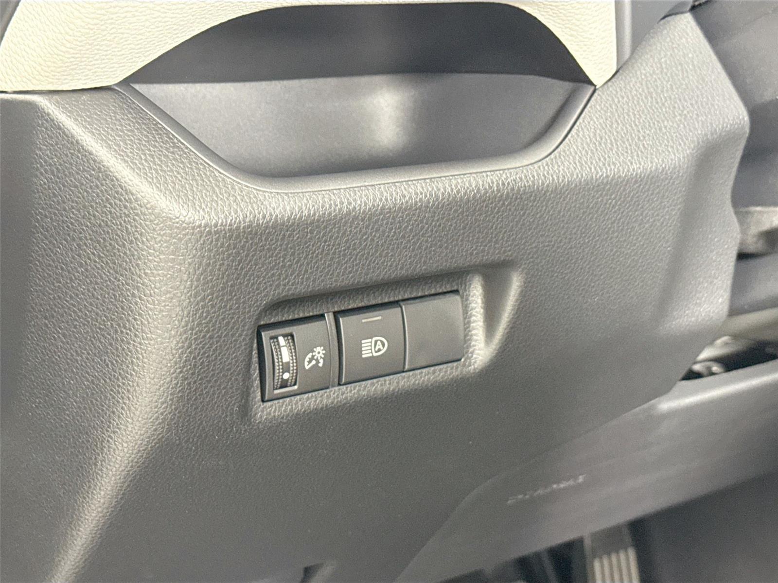 2025 Toyota RAV4 Hybrid XLE photo 14