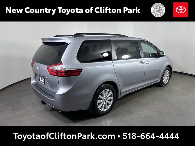 2017 Toyota Sienna LE photo 3