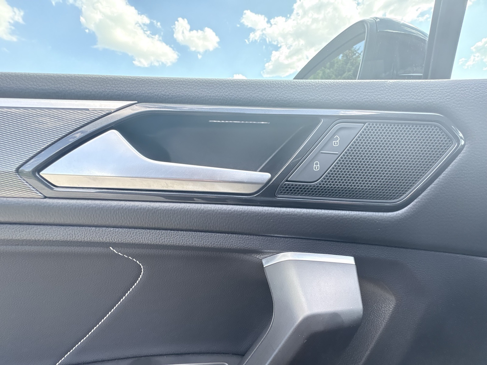 2023 Volkswagen Tiguan SE R-Line Black photo 16