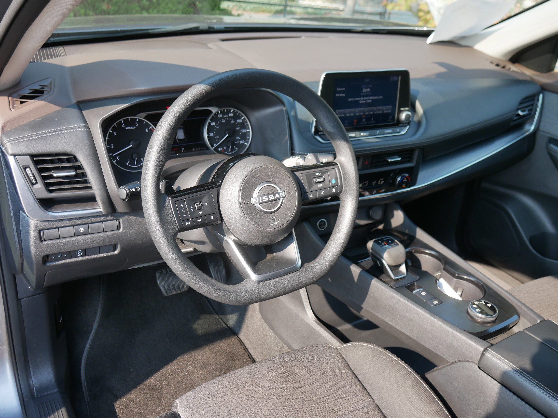 2023 Nissan Rogue SV photo 3