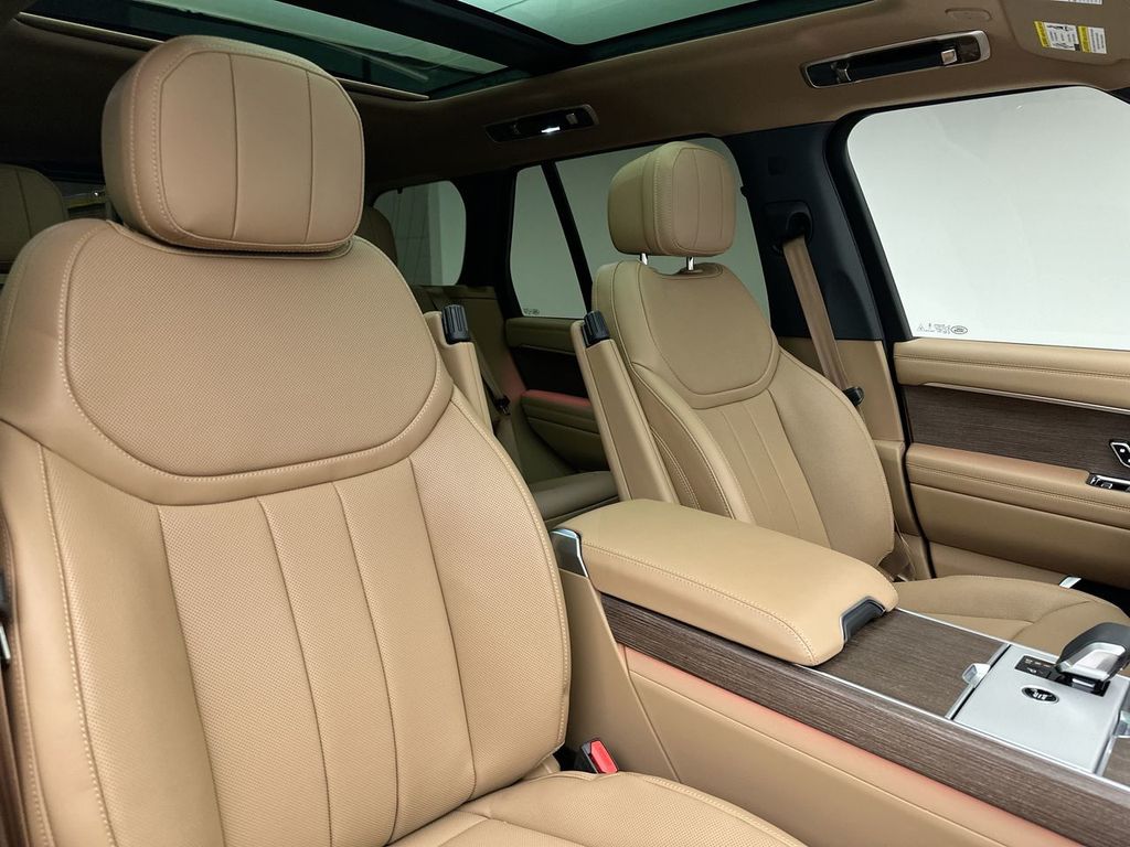 2025 Land Rover Range Rover SE photo 5
