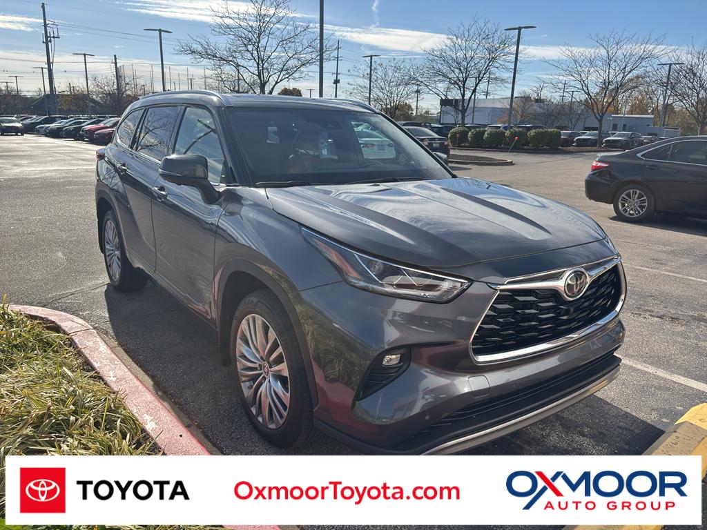 2023 Toyota Highlander Platinum's photo
