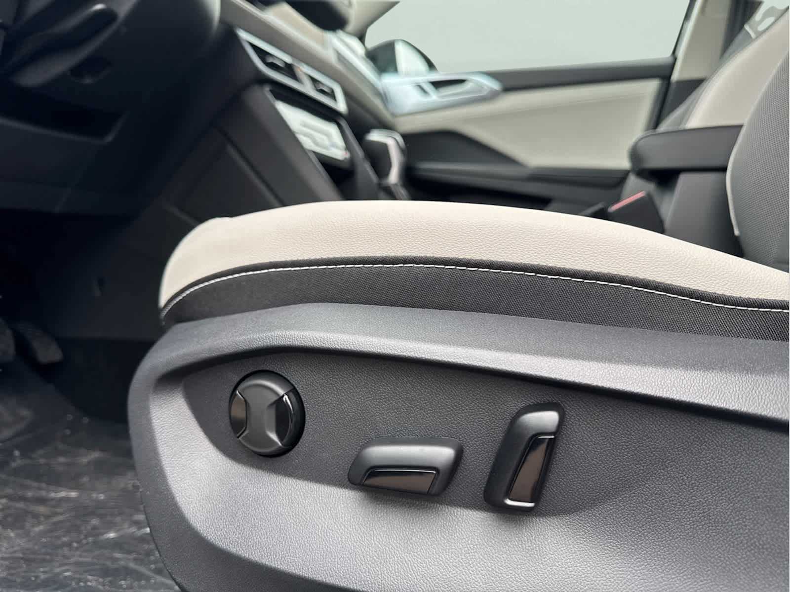 2025 Volkswagen Taos SE photo 13