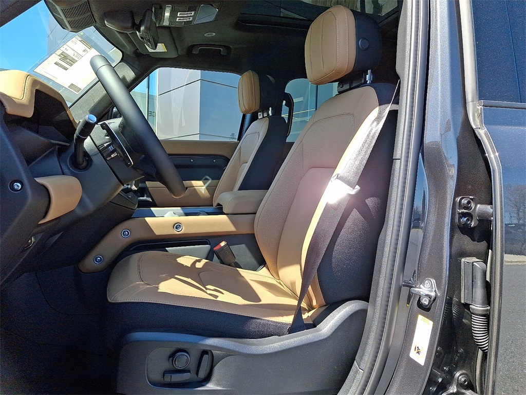 2025 Land Rover Defender 110 V8 photo 8