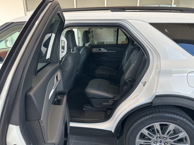 2025 Ford Explorer photo 35