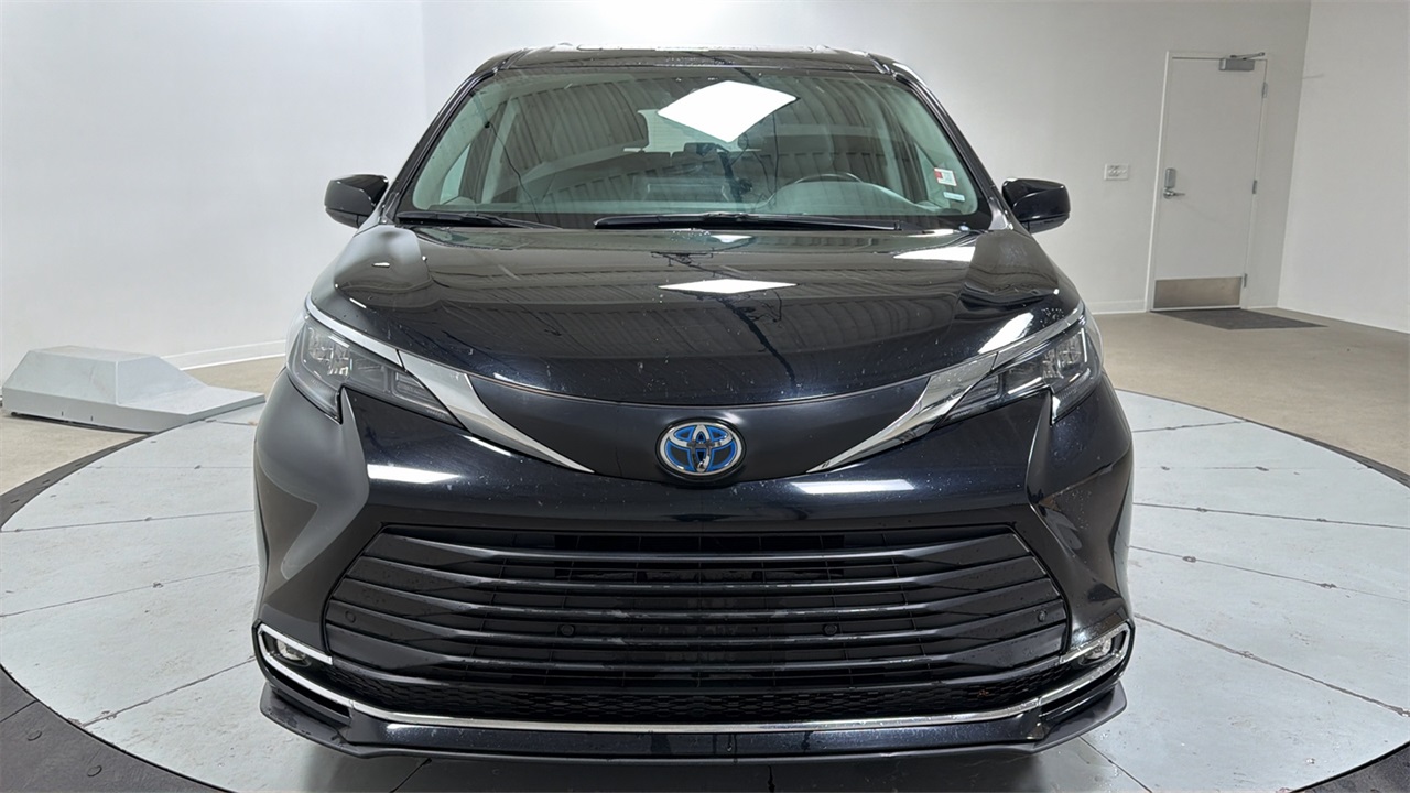 2024 Toyota Sienna XLE photo 2