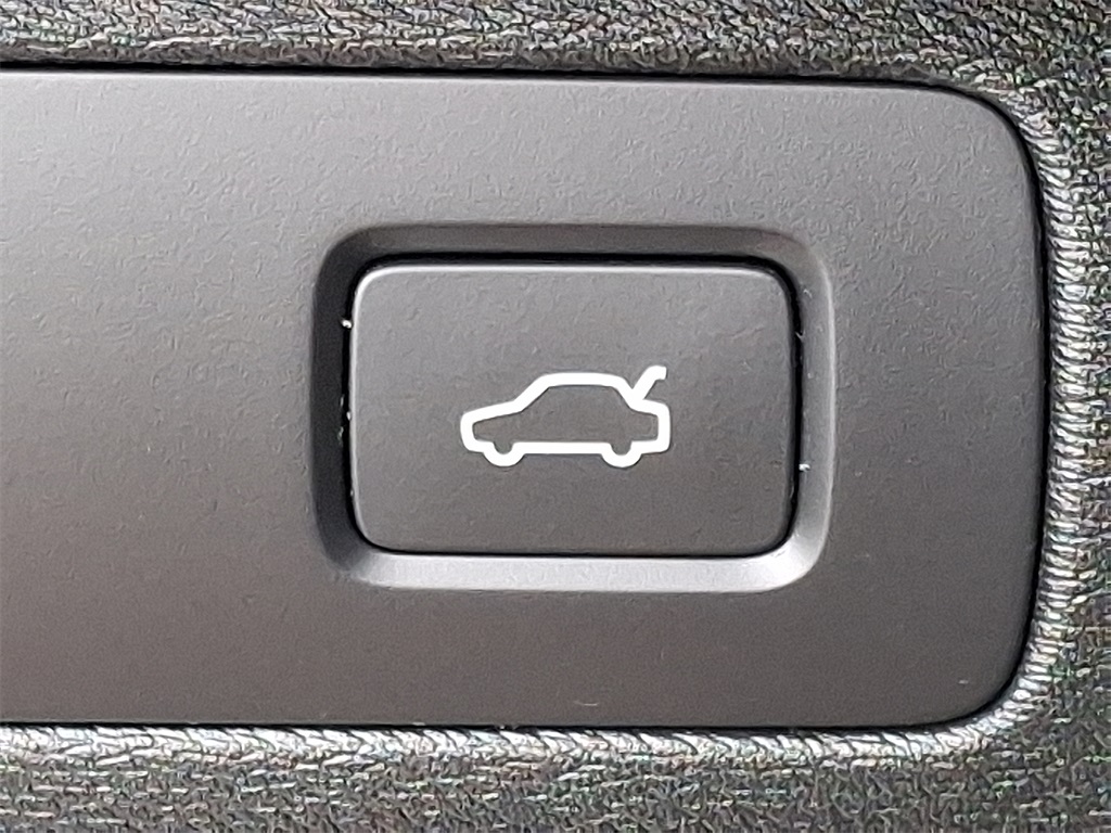 2020 Volvo XC90 T5 Momentum photo 23