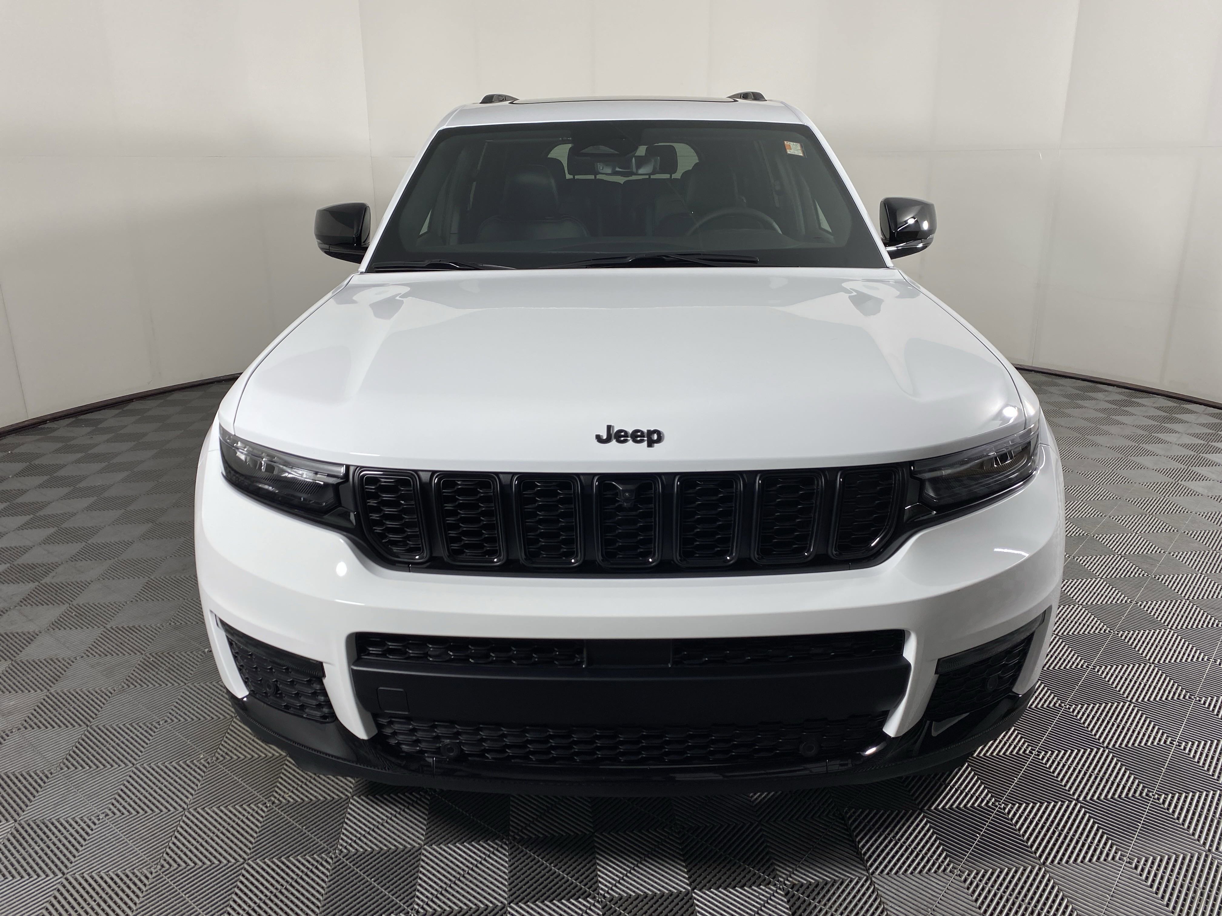 2025 Jeep Grand Cherokee Limited photo 2