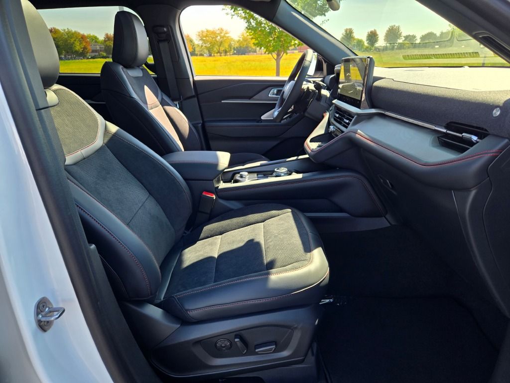 2025 Ford Explorer ST photo 5