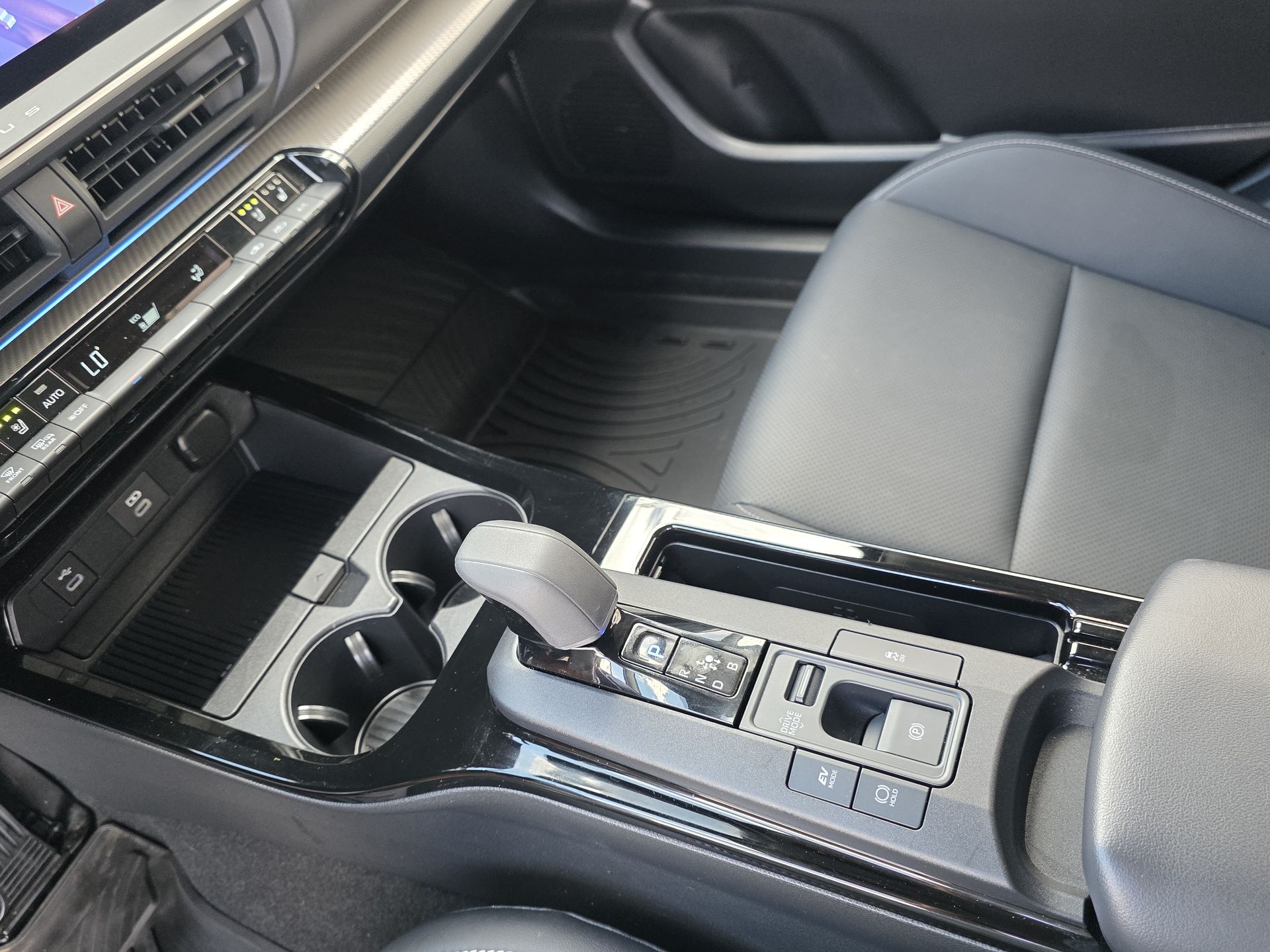 2024 Toyota Prius LE photo 14