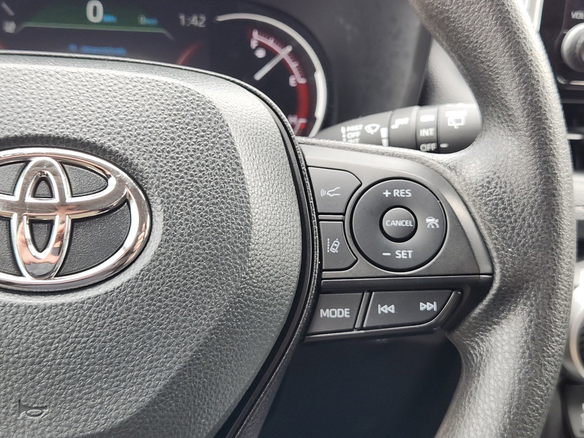 2025 Toyota RAV4 XLE photo 18