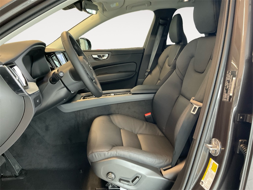 2025 Volvo XC60 B5 Plus photo 8
