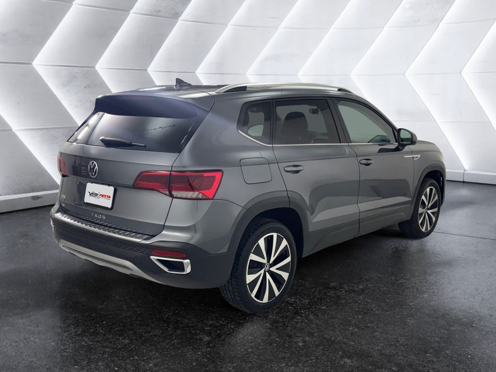 2024 Volkswagen Taos SE photo 3