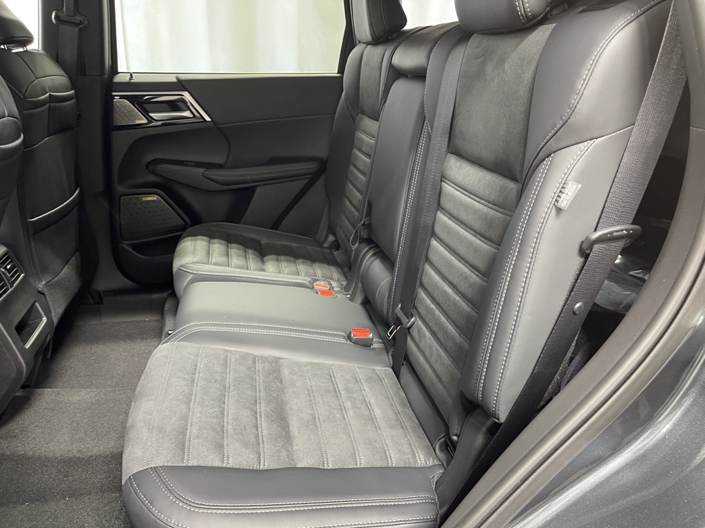 2025 Mitsubishi Outlander SE photo 23