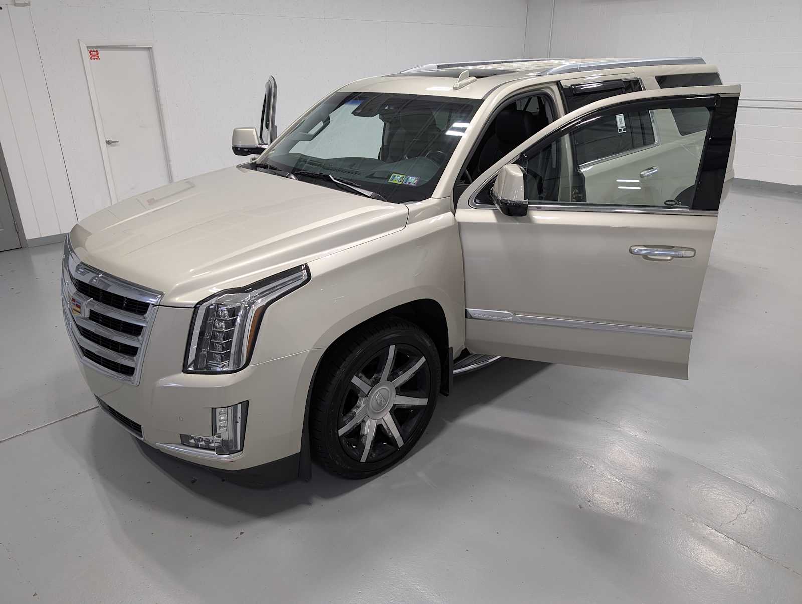 2016 Cadillac Escalade ESV Premium photo 16