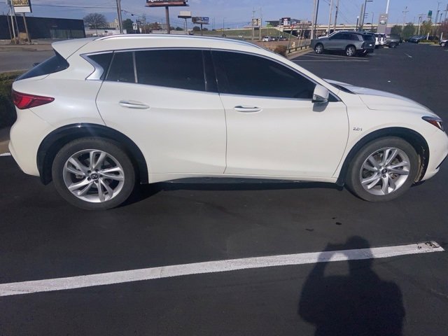 2019 Infiniti QX30 Essential photo 3