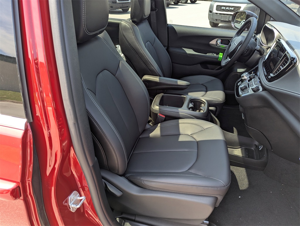 2026 Chrysler Pacifica photo 38